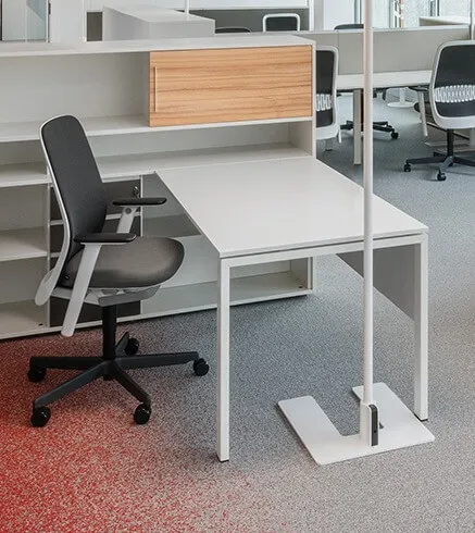Basis kantoormeubilair met bureau en stoel