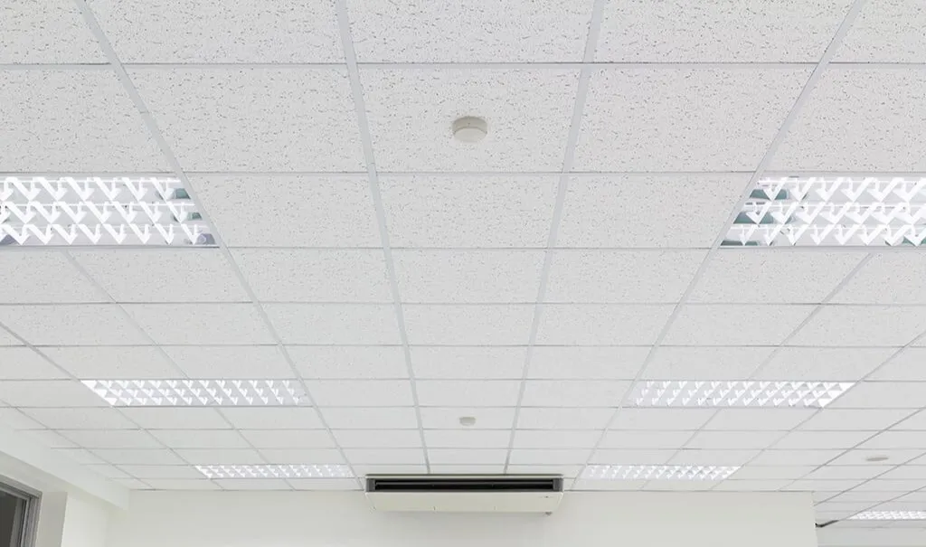 Nieuw systeemplafond met verlichting