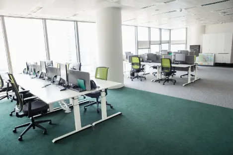 Ergonomische stoelen en bureaus op vloerbedekking staan