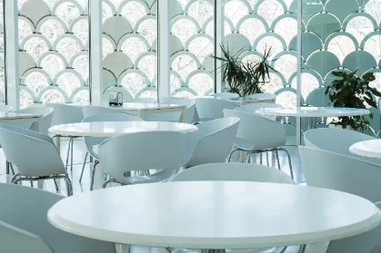 Kantine met ronde tafels