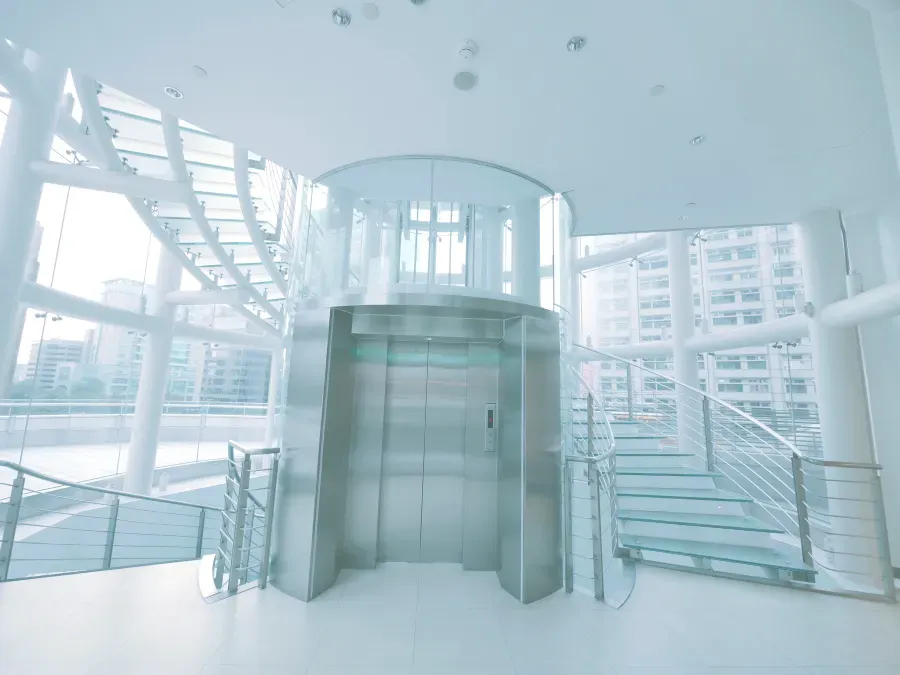 Lift met gebogen glazen wand