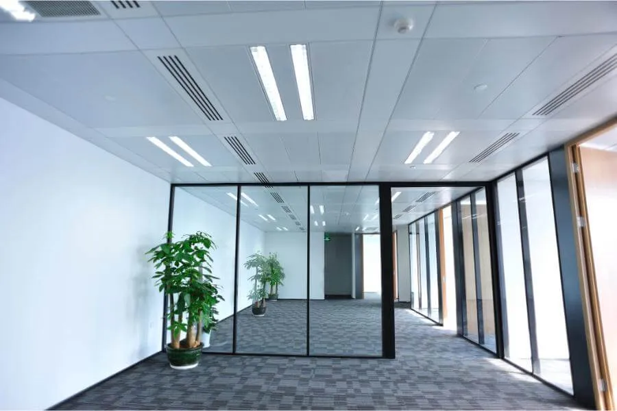 Modern kantoor met ingebouwde plafondlampen