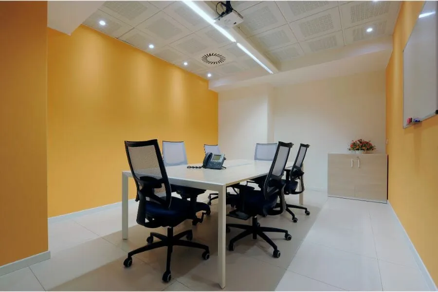 Nieuw interieur kantoor