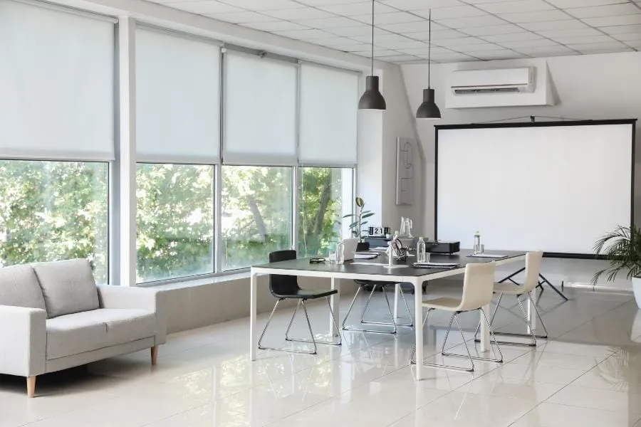 Raamdecoratie op kantoor