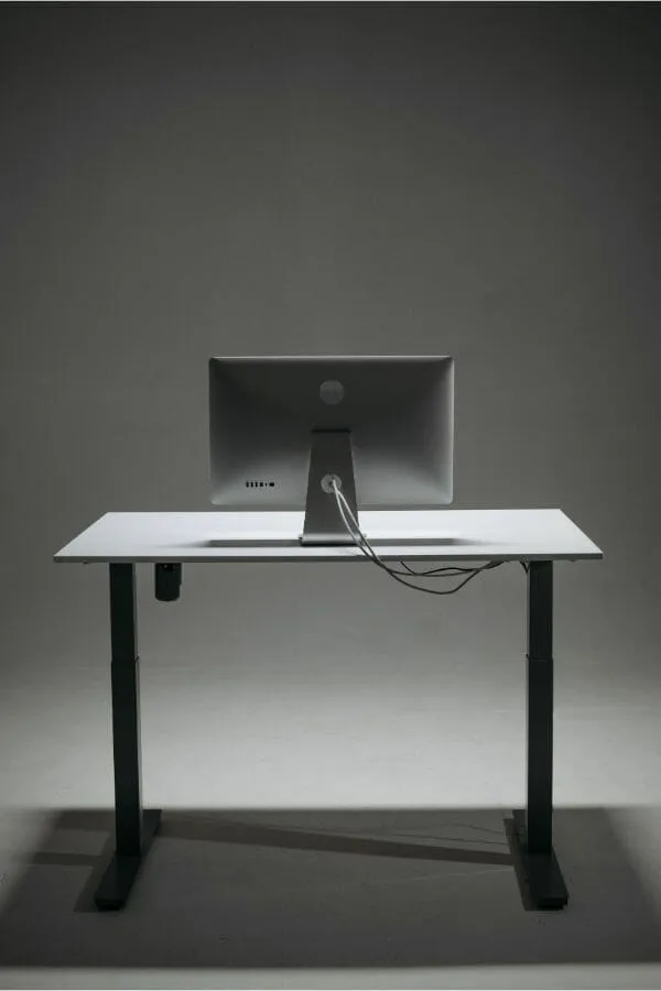 Staand werken achter bureau met zit-sta bureau