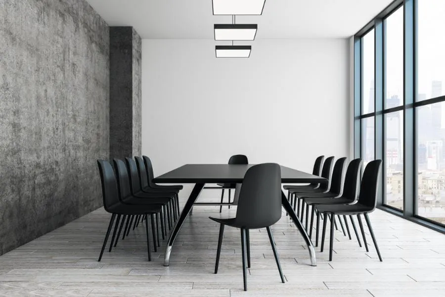Stoelen in de vergaderruimte op vier poten