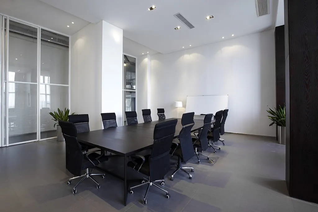 Plafond laten vervangen op kantoor voor een akoestisch spanplafond