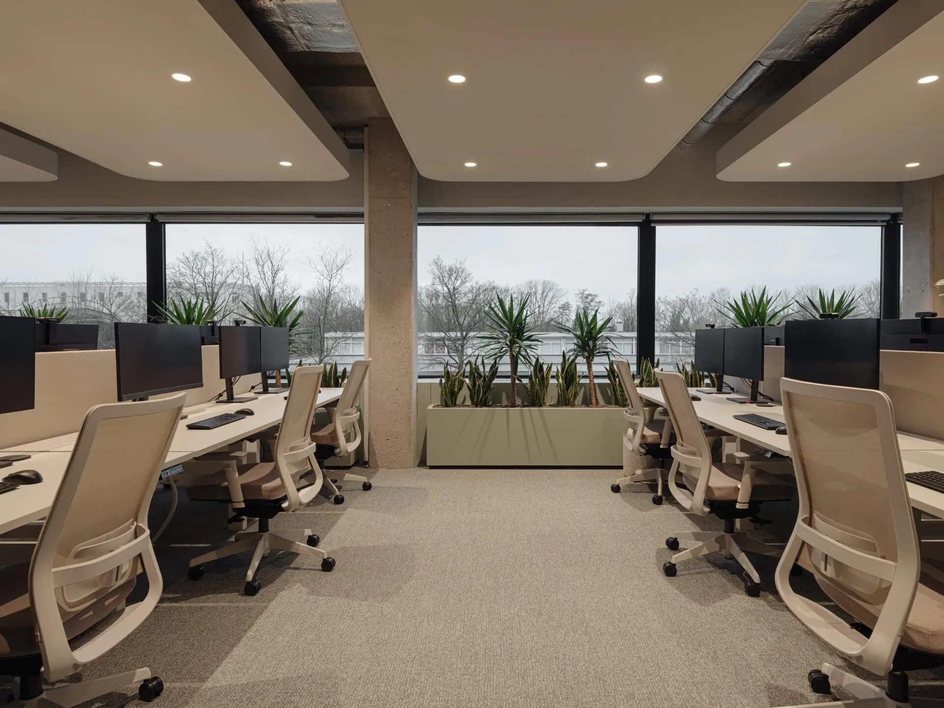 GreenFlux kantoor Amsterdam - werkplekken langs de gevel met daglicht, door Planeka