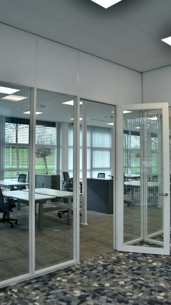 Glazen systeemwand