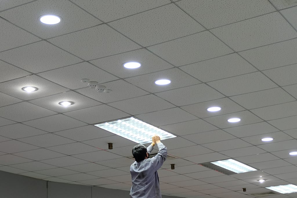 Onderhoud plafondpanelen verlichting Onderhoud kantoor verlichting