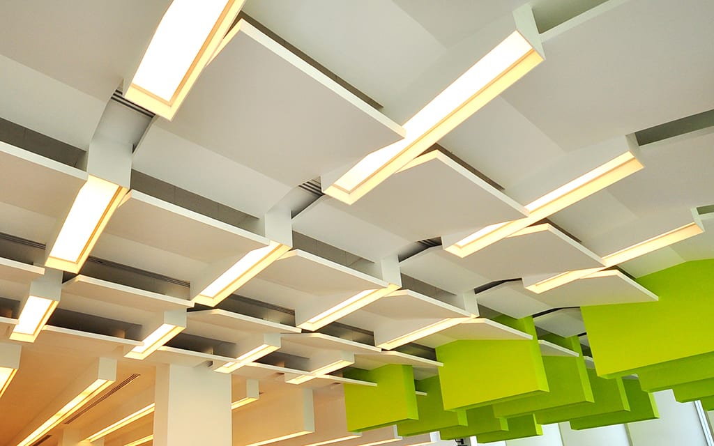 Verticale akoestische plafondpanelen (baffles)